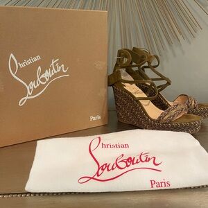 CHRISTIAN LOUBOUTIN
Tresse Veau Velours Bodrum 110
Wedge Sandals